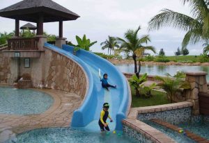 Các loại cầu trượt ván nhảy cho hồ bơi